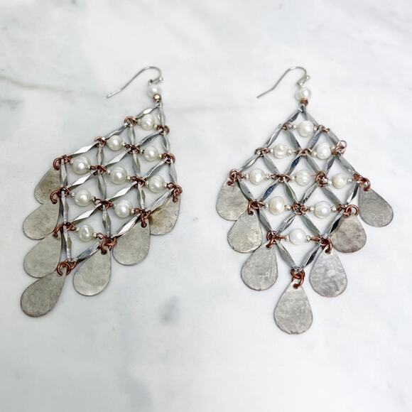 VINTAGE HANDMADE Hammered Silver Pearl Earrings - Picture 5 of 8